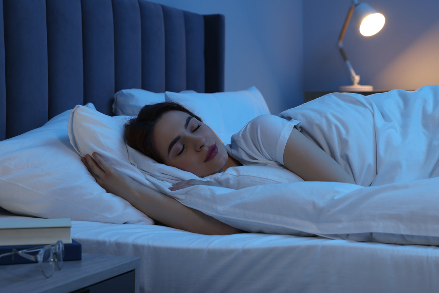 woman sleeping to experience the science behind dreams